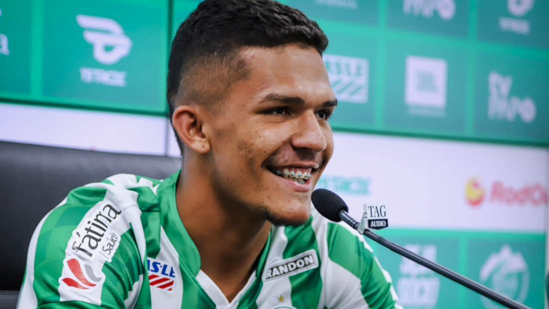 Gabriel Tota, em coletiva com a camisa do Juventude