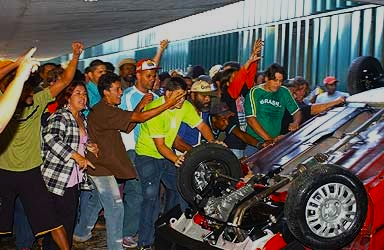 Militantes do MLST, grupo sem-terra que tinha comando do petista Bruno Maranhão, chegou a destruir um carro que estava nas dependências da Câmara dos Deputados — 6/6/2006 | Foto: Diogenis Santos/Agência Câmara