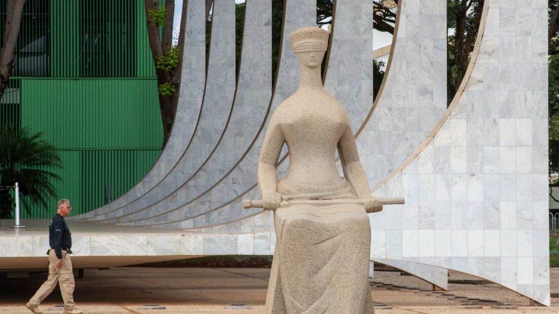 Estátua da Justiça em frente ao prédio do Supremo Tribunal Federal, em Brasília
