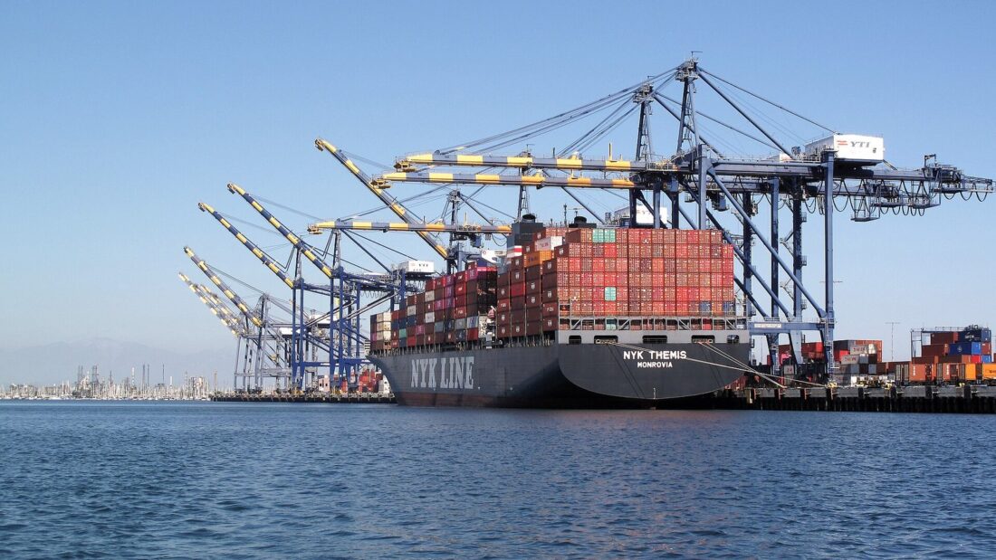 Navio porta-contêineres atracado sob guindastes no Porto de Los Angeles