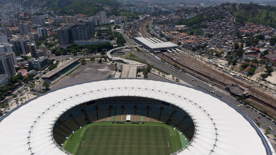 Vista aérea do Estádio do Maracanã, no Rio de Janeiro, com o gramado e a cobertura branca