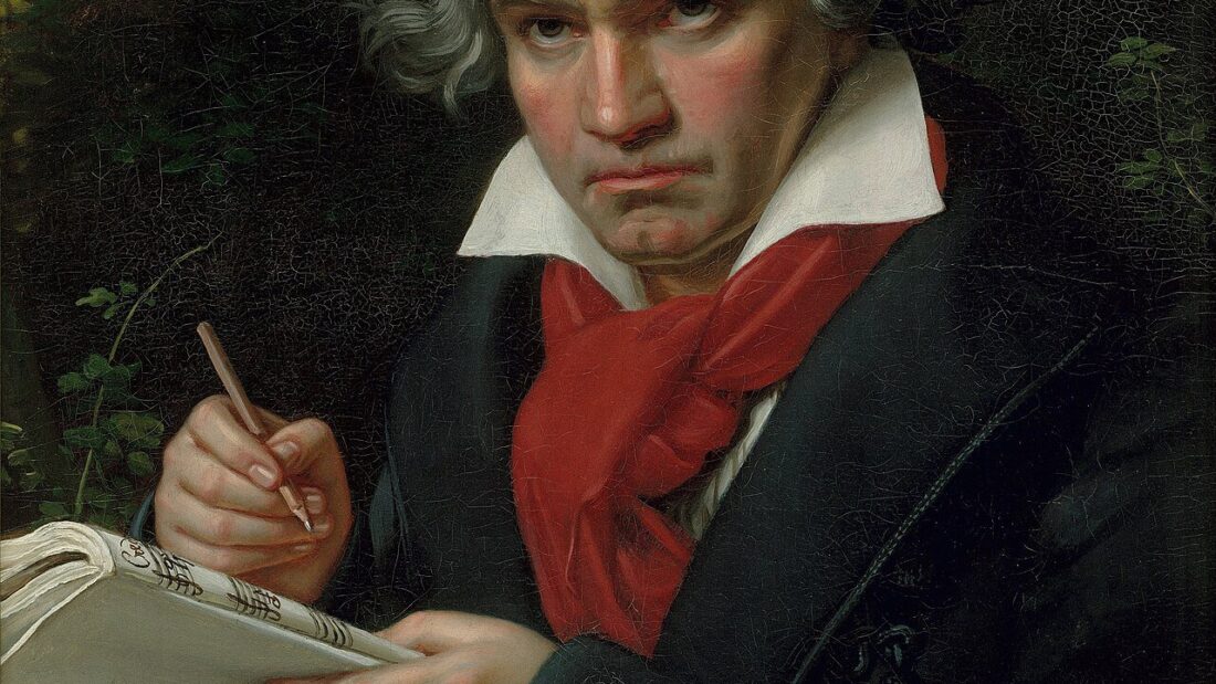 Retrato pintado de Beethoven, de cabelos grisalhos e cachecol vermelho, segurando lápis e partitura