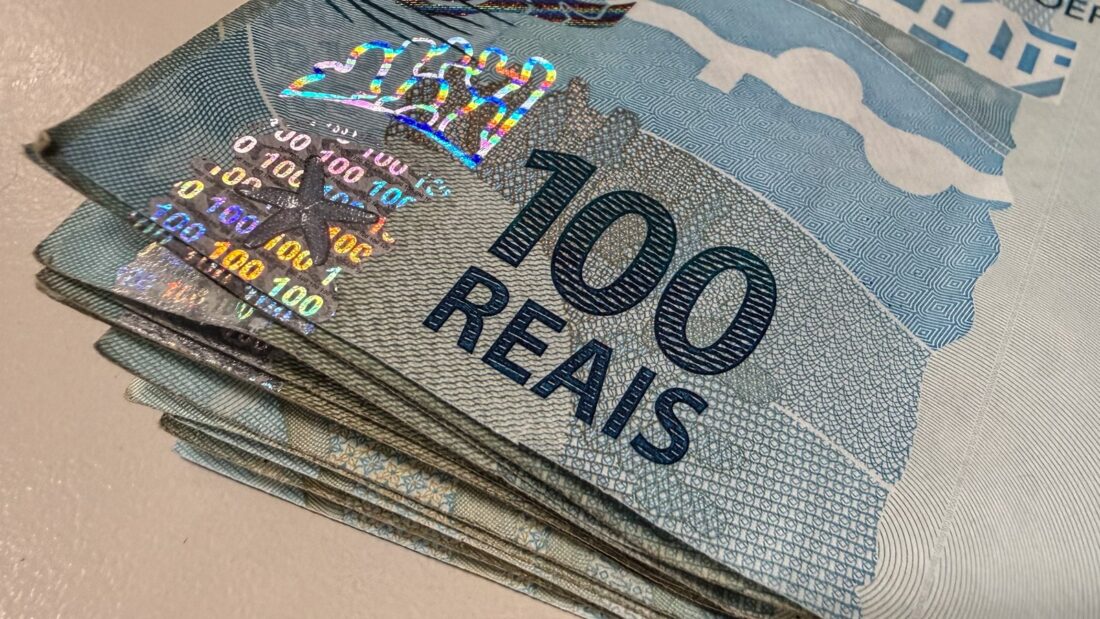 Maço de cédulas de 100 reais em close