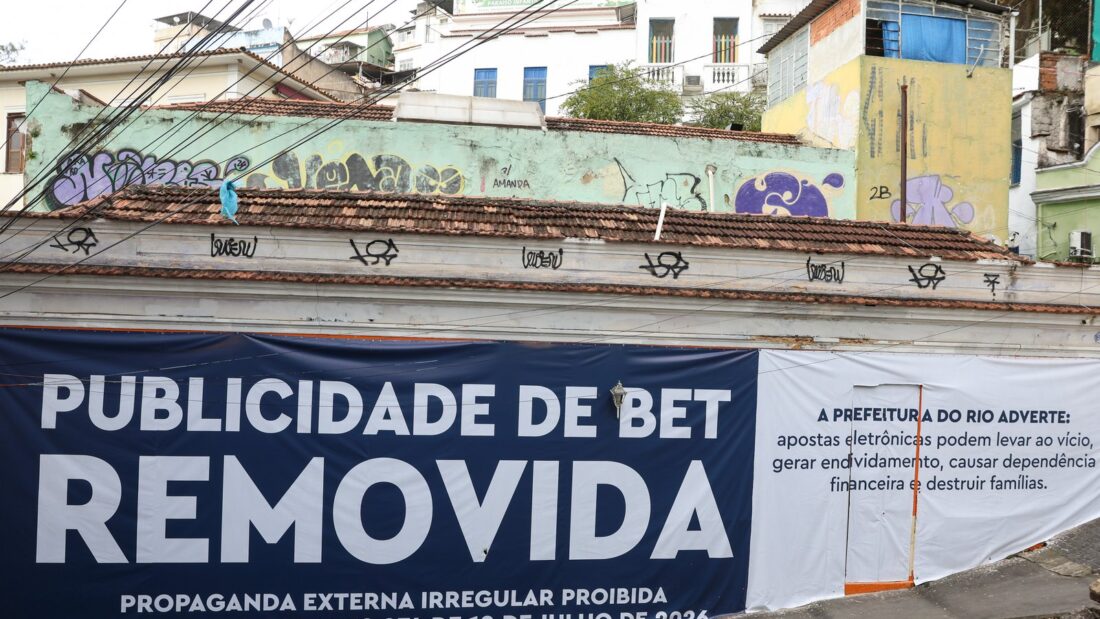 Faixa com os dizeres Publicidade de bet removida em muro no centro do Rio de Janeiro