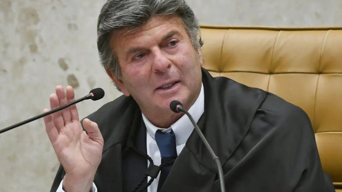 O ministro Luiz Fux, de toga preta, fala ao microfone durante sessão no plenário do Supremo Tribunal Federal