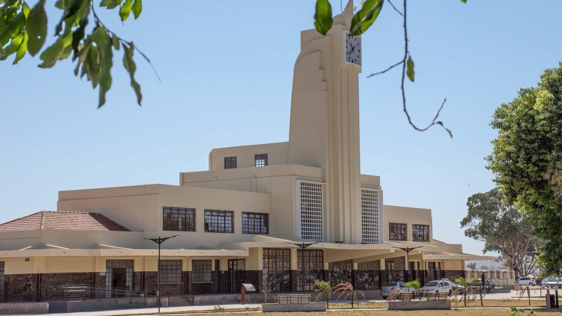 Prédio da antiga Estação Ferroviária de Goiânia, em estilo art déco, com torre do relógio e céu azul