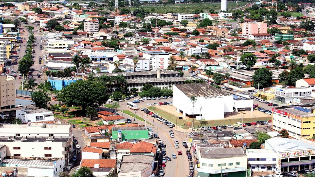 Vista aérea do centro de Luziânia, com casas, prédios baixos e ruas arborizadas