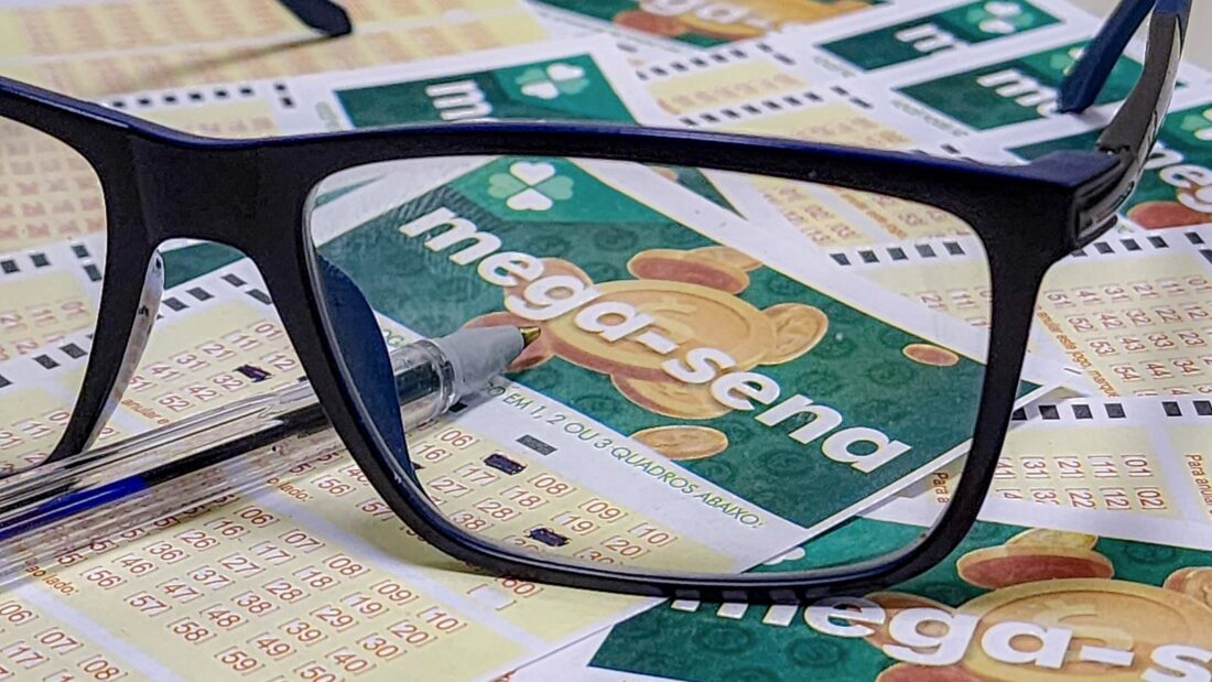 Óculos sobre volantes de apostas da Mega-Sena