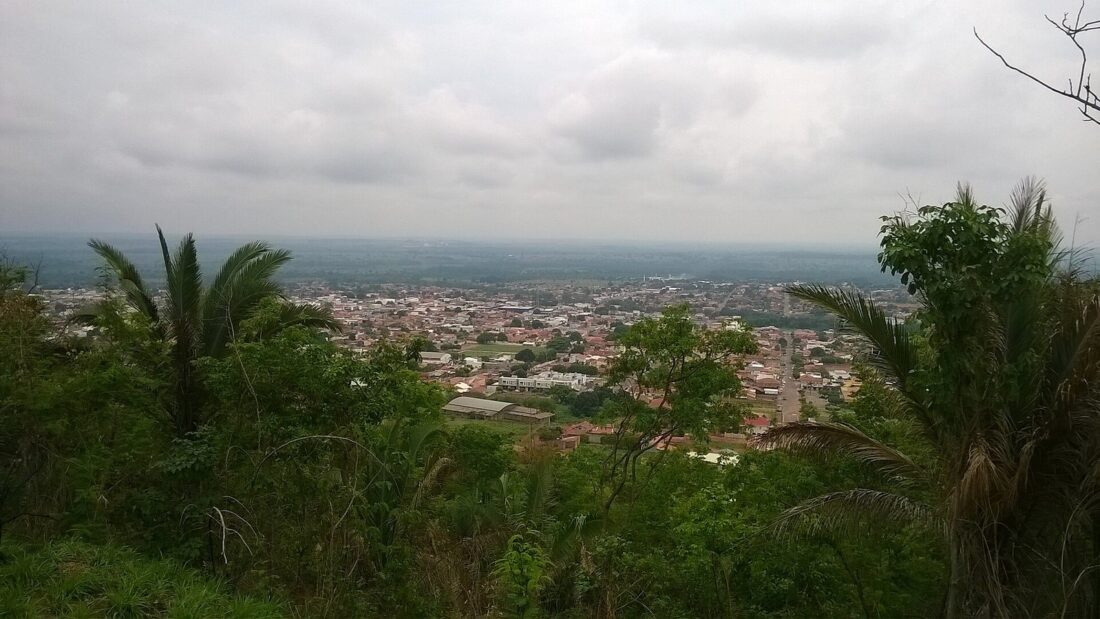 Vista da cidade de Pontes e Lacerda ao longe, a partir de um morro com vegetação