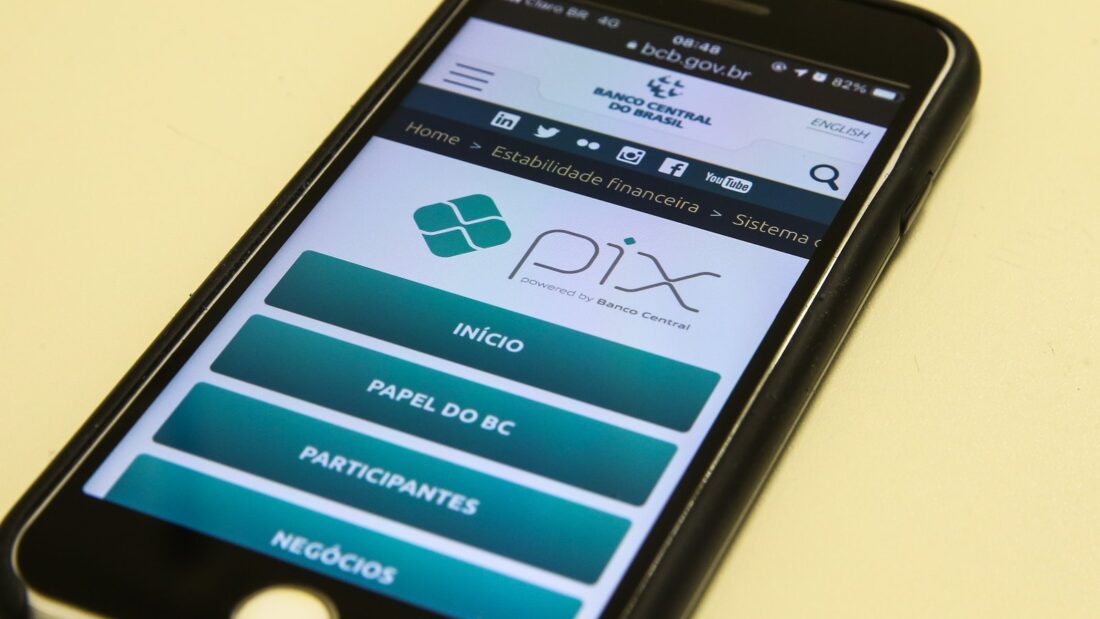 Celular com a tela de pagamento por Pix