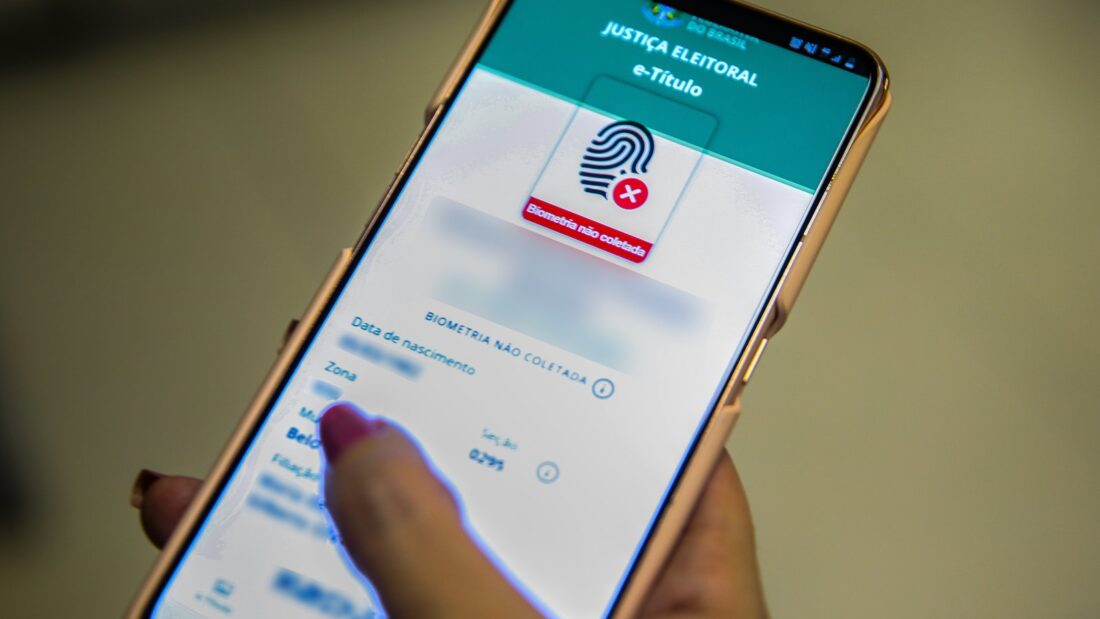 Celular exibindo o aplicativo e-Título