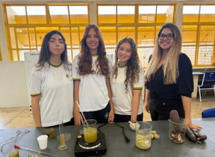 Alunas de colégio estadual de Luziânia transformam o jatobá do Cerrado em bioplástico e testam a casca do fruto contra larvas do mosquito da dengue