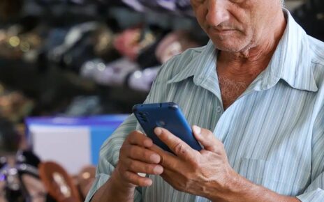 Biometria facial será obrigatória para ter linha de celular: pré-pago novo a partir de setembro de 2027, e quem já tem linha sem cadastro deve regularizar até janeiro de 2029