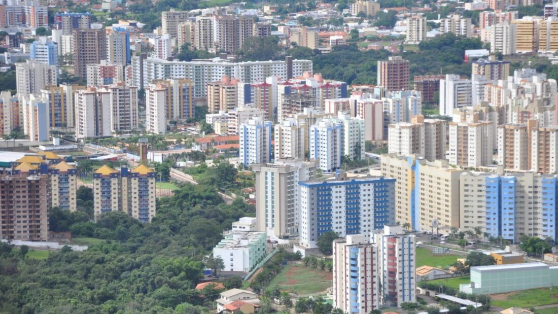 Vista aérea de Caldas Novas, com muitos prédios residenciais e hotéis entre áreas verdes
