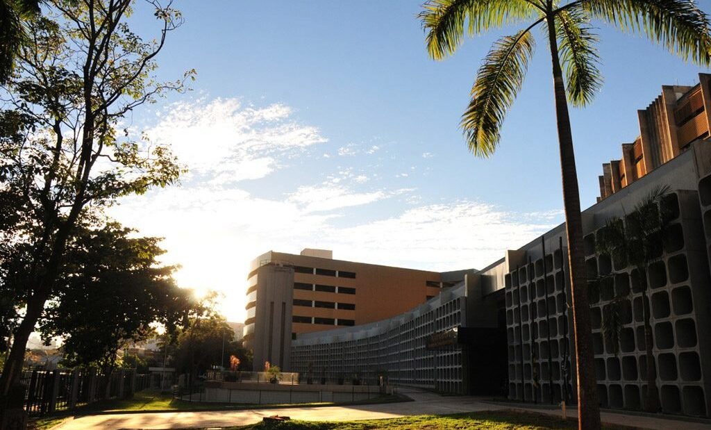 Prédios da sede do Tribunal de Justiça de Goiás, com palmeiras e jardim à frente