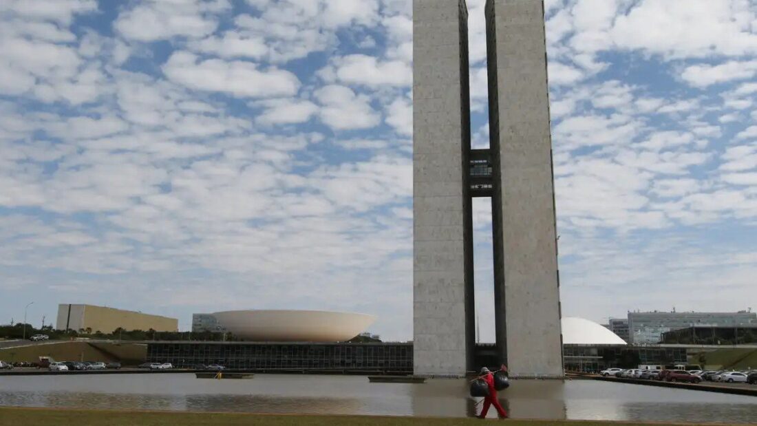 Torres gêmeas e cúpulas do Palácio do Congresso Nacional, em Brasília, sob céu com nuvens