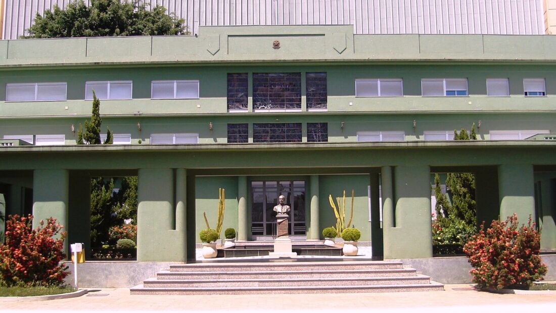 Fachada do Palácio das Esmeraldas, prédio verde de três pavimentos com escadaria e jardim à frente
