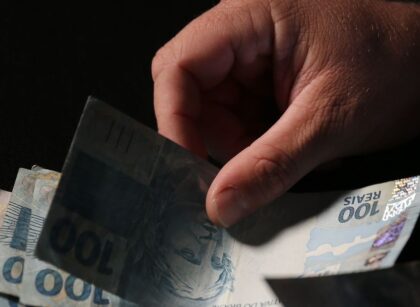 Dívida bruta fica em 82,9% do PIB, a maior desde 2021, e sobe 11 pontos desde o fim de 2022; juros do setor público passam de R$ 1,2 trilhão em 12 meses