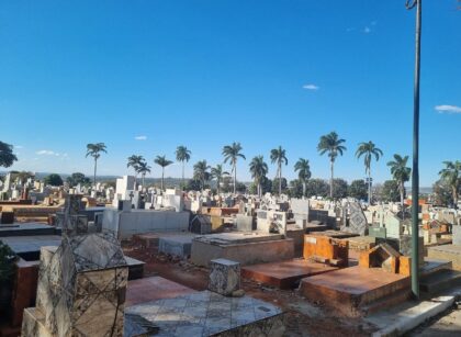 Dois homens viram réus por matar a facadas em briga por espaço de rituais em cemitério de Goiânia; crânio humano foi achado na casa de um deles, diz o Ministério Público