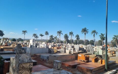 Dois homens viram réus por matar a facadas em briga por espaço de rituais em cemitério de Goiânia; crânio humano foi achado na casa de um deles, diz o Ministério Público