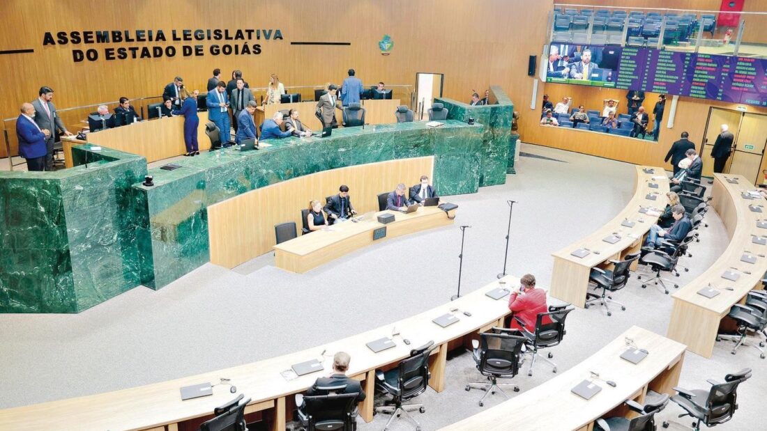 Plenário da Assembleia Legislativa de Goiás durante sessão, com deputados nas bancadas e a mesa diretora ao fundo