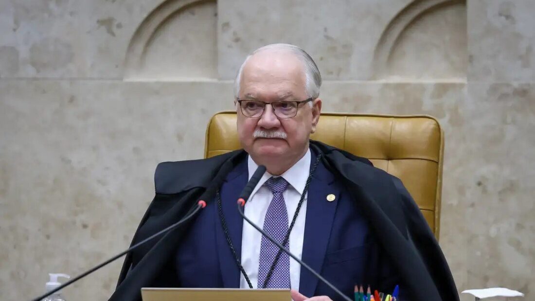 O ministro Edson Fachin, de toga preta e óculos, sentado na cadeira da presidência do plenário do Supremo Tribunal Federal