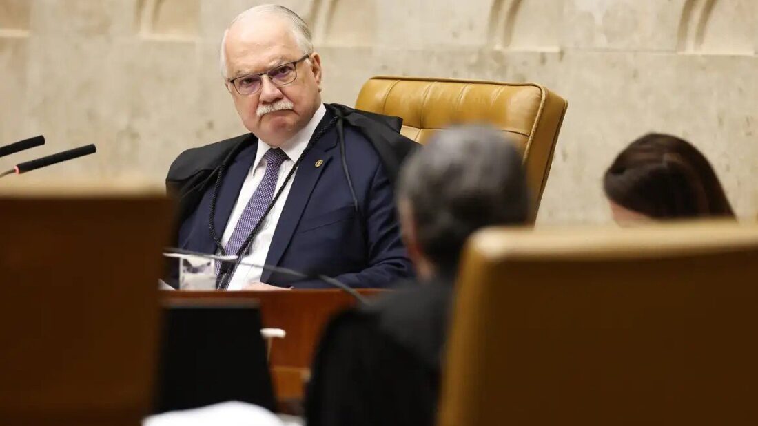 Ministro Edson Fachin, de toga, sentado no plenário do Supremo Tribunal Federal