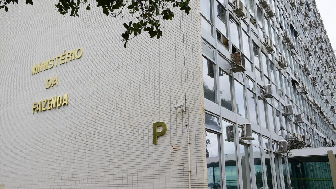 Fachada do Bloco P da Esplanada dos Ministérios, com o letreiro Ministério da Fazenda em letras douradas