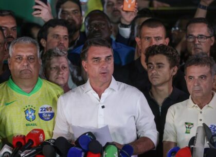 Flávio Bolsonaro cruza a fronteira com a Argentina e voa para o Equador; Gayer diz que senador saiu para não virar “peça de barganha” de Moraes no Senado