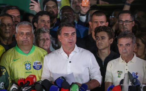 Flávio Bolsonaro cruza a fronteira com a Argentina e voa para o Equador; Gayer diz que senador saiu para não virar “peça de barganha” de Moraes no Senado