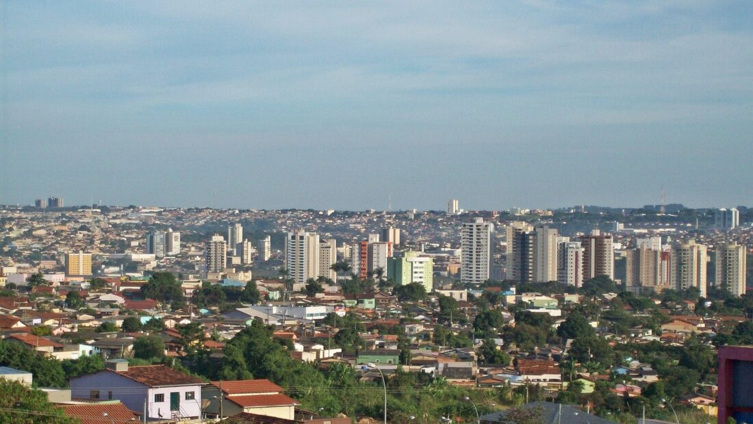 Vista parcial de Anápolis, com casas em primeiro plano e prédios ao fundo