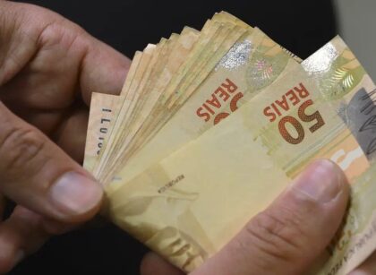Goiás chega a 2,71 milhões de inadimplentes, que devem R$ 19,9 bilhões, e lojistas entram na Black Friday com cautela; no país, superendividados crescem 75% em cinco anos