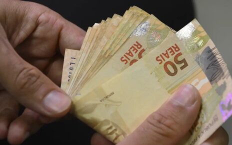 Goiás chega a 2,71 milhões de inadimplentes, que devem R$ 19,9 bilhões, e lojistas entram na Black Friday com cautela; no país, superendividados crescem 75% em cinco anos