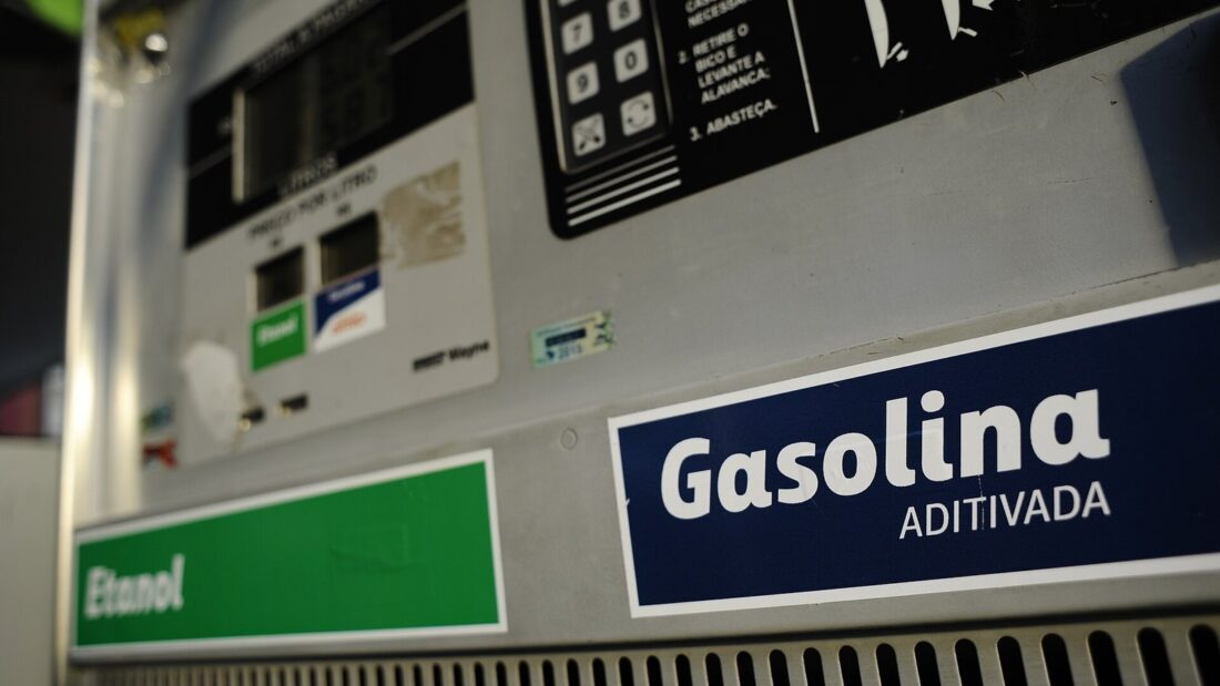Bomba de combustível de um posto, com painel digital e etiquetas de etanol e gasolina aditivada