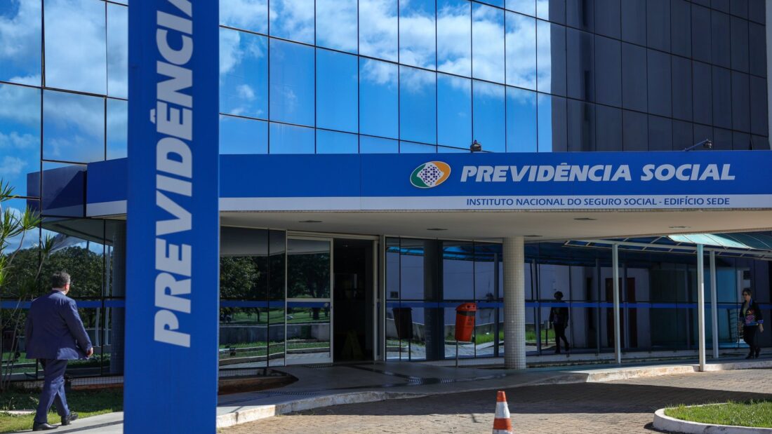 Fachada da sede do INSS em Brasília, com totem azul da Previdência Social
