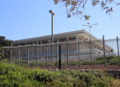Israel apura votos de eleição que pode tirar Netanyahu do poder; premiê fala em fraude sem apresentar provas, e comparecimento é o maior em décadas