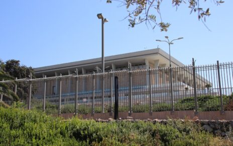Israel apura votos de eleição que pode tirar Netanyahu do poder; premiê fala em fraude sem apresentar provas, e comparecimento é o maior em décadas
