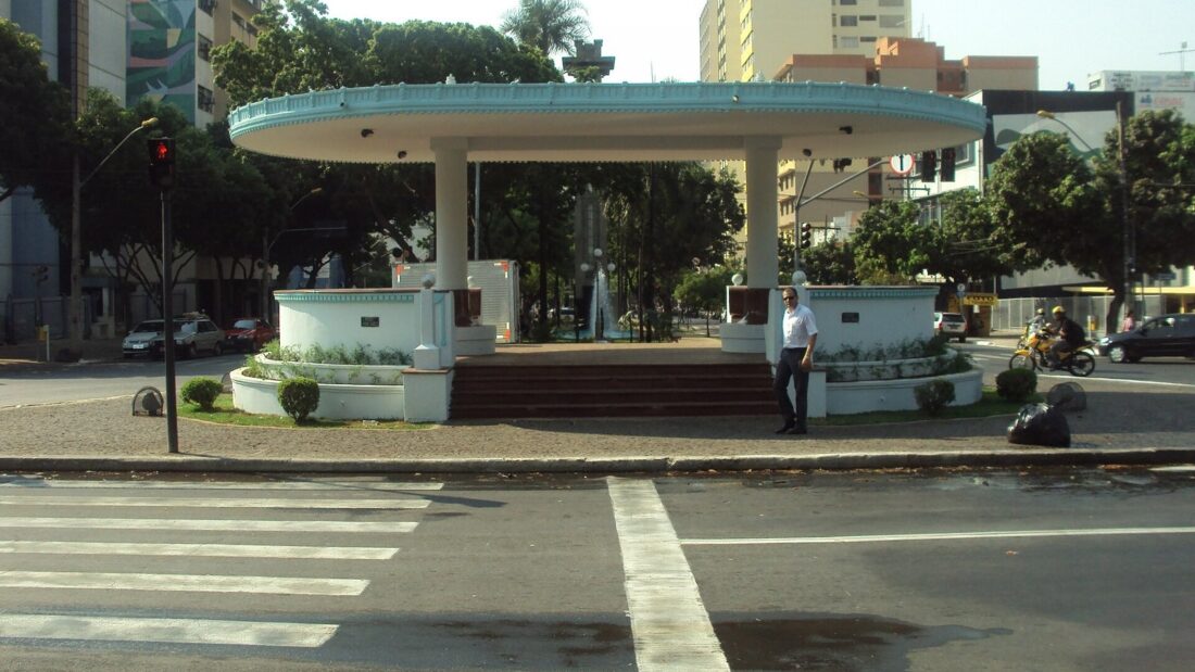 Coreto em estilo art déco na Praça Cívica, no centro de Goiânia, com prédios ao fundo