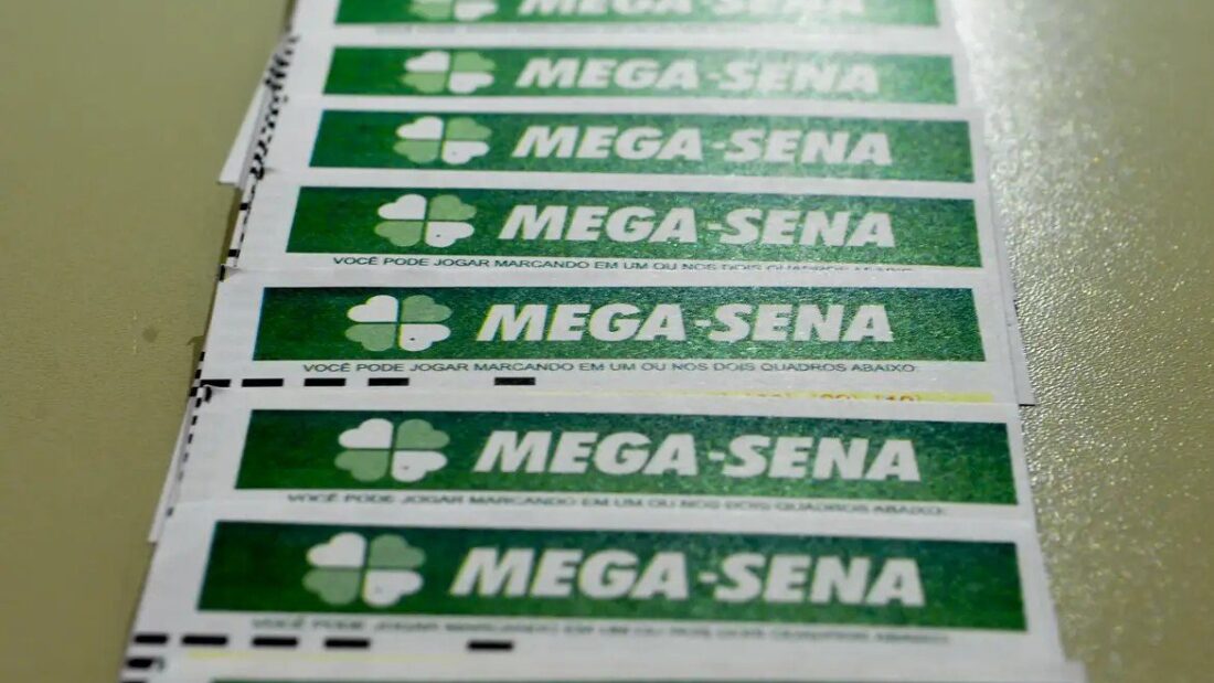 Volantes de aposta da Mega-Sena empilhados