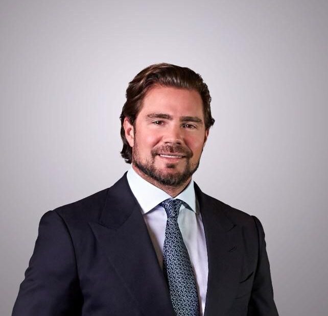 Retrato de Daniel Vorcaro, de terno escuro e gravata, em 2024