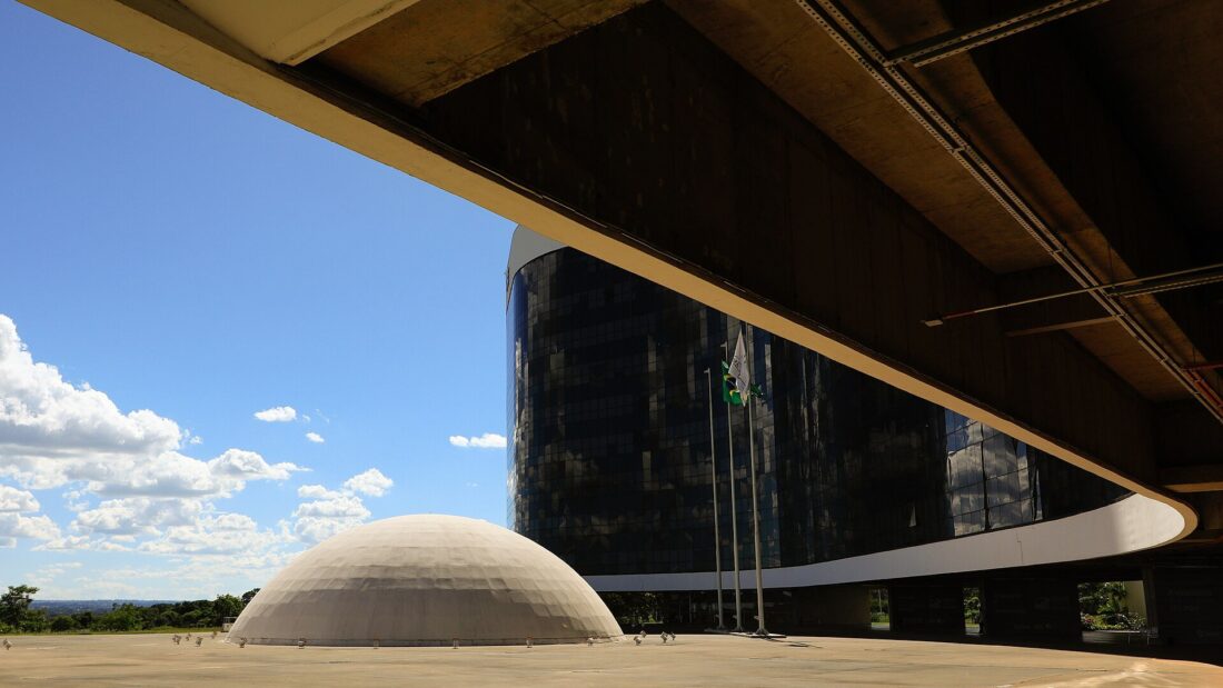 Vista da sede do Tribunal Superior Eleitoral, em Brasília, com a cúpula branca e o prédio de vidro escuro ao fundo