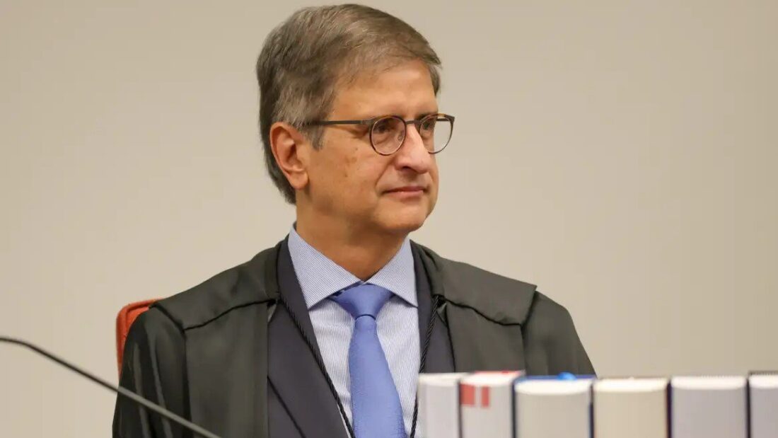 O procurador-geral da República, Paulo Gonet, de óculos e toga, sentado em sessão do Supremo Tribunal Federal