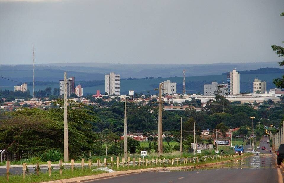 Vista panorâmica de Jataí com prédios ao fundo, casas, árvores e uma avenida em primeiro plano