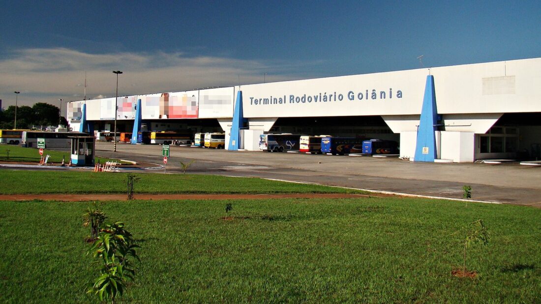 Fachada branca e azul do Terminal Rodoviário de Goiânia, com gramado à frente