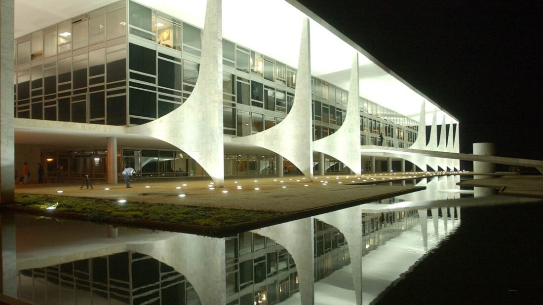 Palácio do Planalto, em Brasília, à noite, iluminado e refletido no espelho d'água