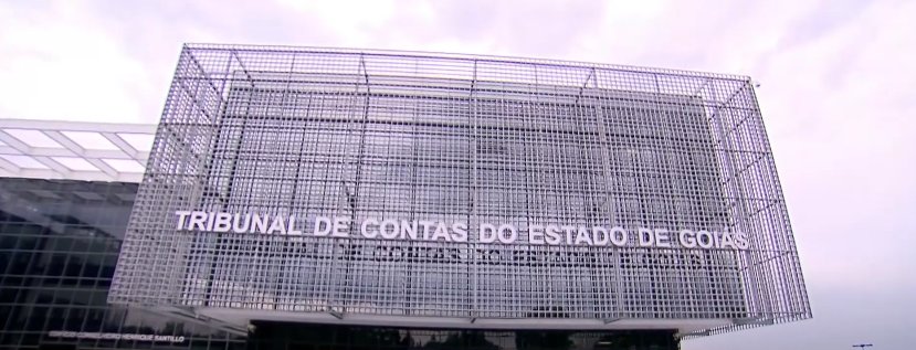 Fachada do Tribunal de Contas do Estado de Goiás, com o nome do órgão em letras grandes sobre uma estrutura metálica vazada