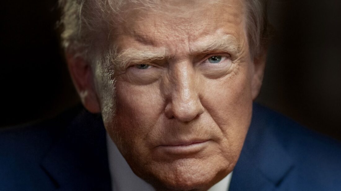 Retrato oficial de Donald Trump, de terno azul e gravata vermelha, em fundo escuro