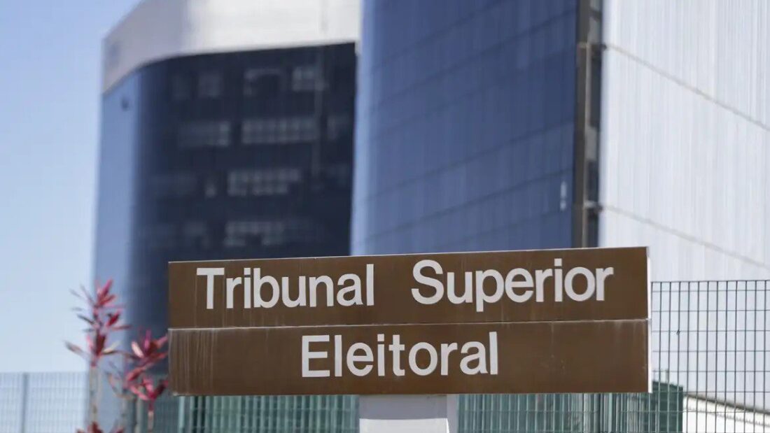 Placa com a inscrição Tribunal Superior Eleitoral em frente ao edifício-sede da Corte, em Brasília
