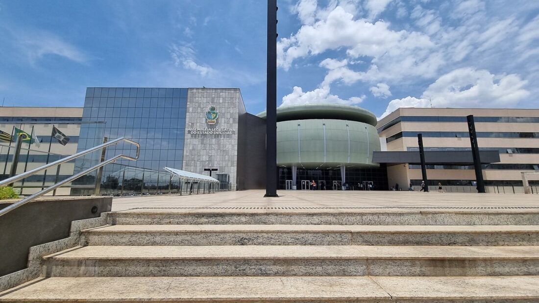 Fachada e escadaria do Palácio Maguito Vilela, sede da Assembleia Legislativa de Goiás, em Goiânia